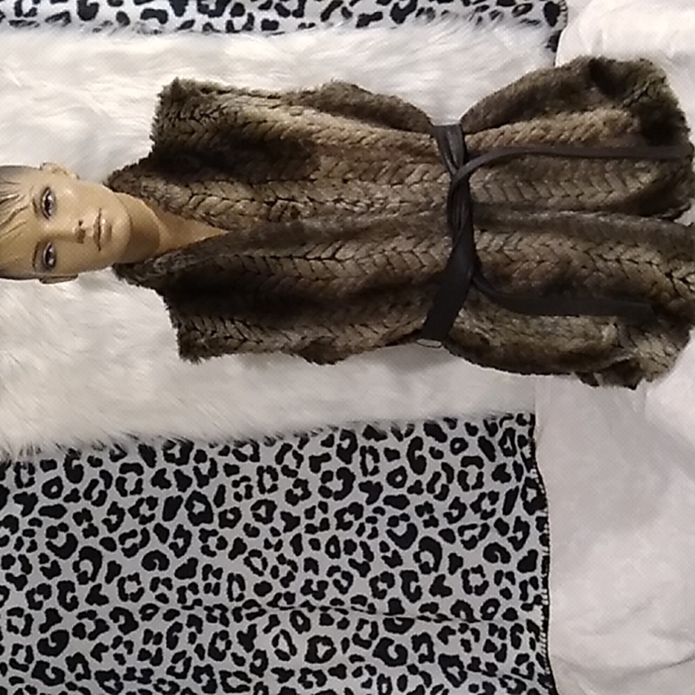 SALE! Like New Liz Claiborne Faux Fur/Leather Vest. M